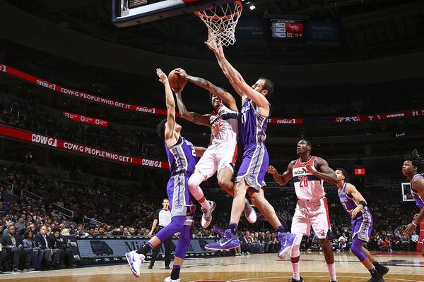 詹姆斯再次拒绝刷数据！他提前打卡！31分9篮板10助攻！