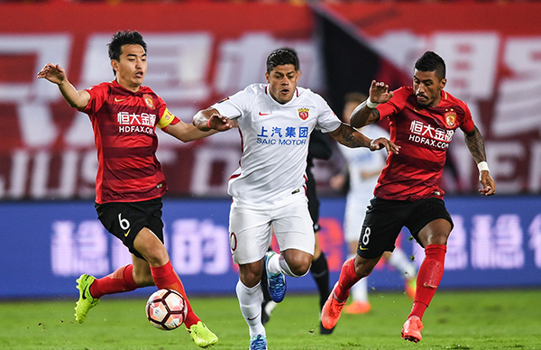 球队进攻乏力，热刺球迷在球场高唱“无聊、无聊的热刺”