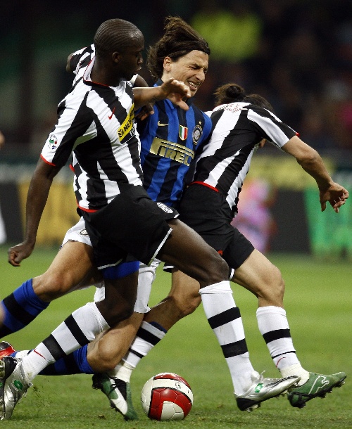 意甲-恩昆库双响普利西奇建功 AC米兰3-0维罗纳